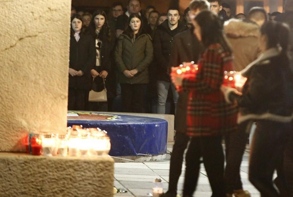Hiljade ljudi zapalilo svijeće u znak sjećanja na osmero tragično preminulih mladića i djevojaka
