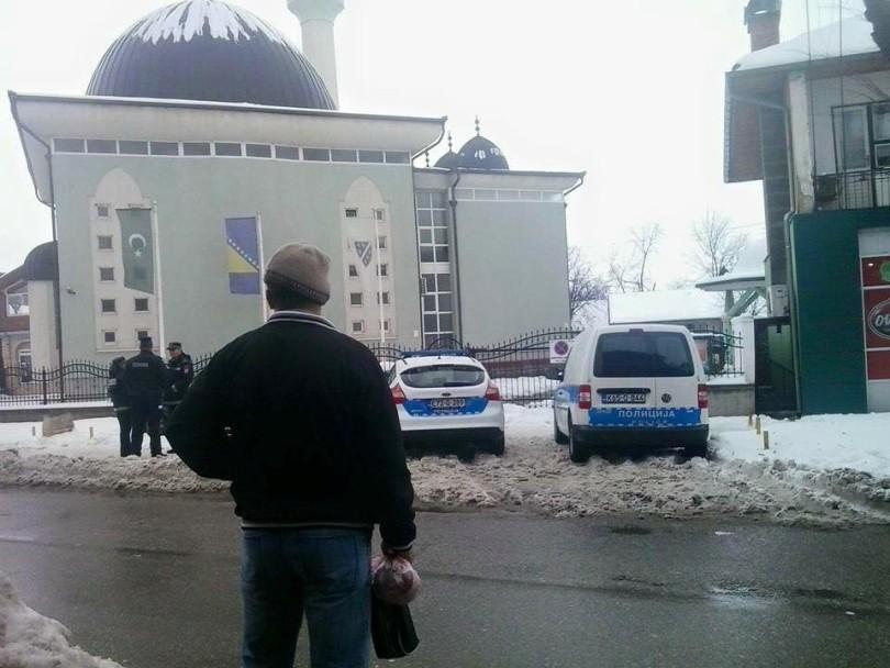 Ispred Atik džamije u Janji pucano iz kolone automobila koja je prevozila badnjak