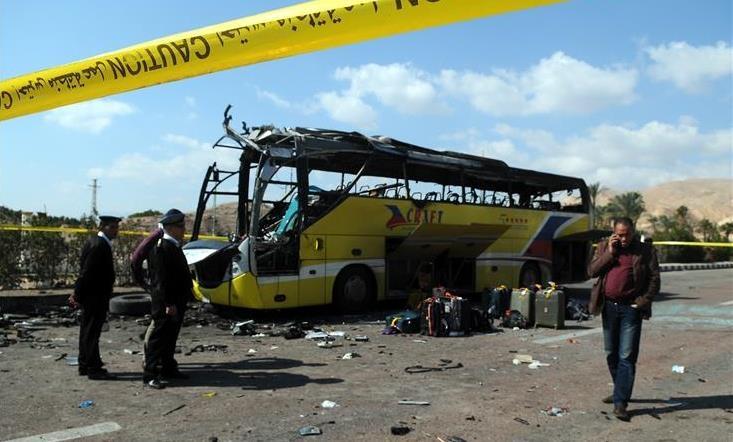 Šesnaest ljudi je poginulo, a 18 povrijeđeno u sudaru autobusa i minibus