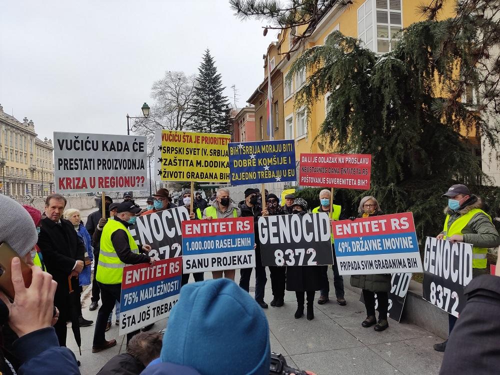 Ispred Ambasade Srbije u Sarajevu završeni mirni protesti građana