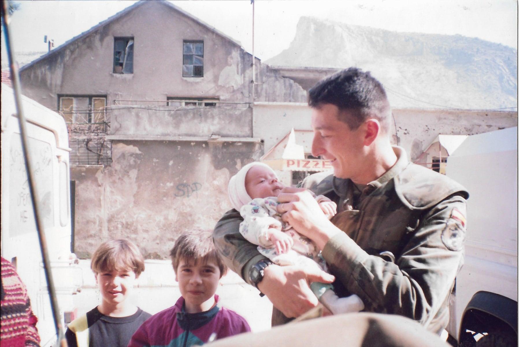 Bivši UN-ov vojnik želi upoznati djecu s fotografija nastalih tokom misije u BiH