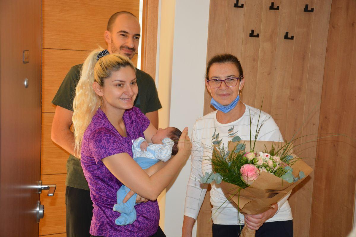 Načelnik Hadžibajrić ispunio obećanje: Darovane sve bebe koje su se rodile 1. januara