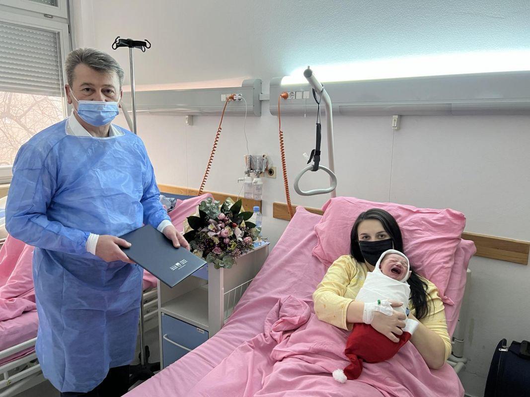 Načelnik Hadžibajrić ispunio obećanje: Darovane sve bebe koje su se rodile 01. januara - Avaz