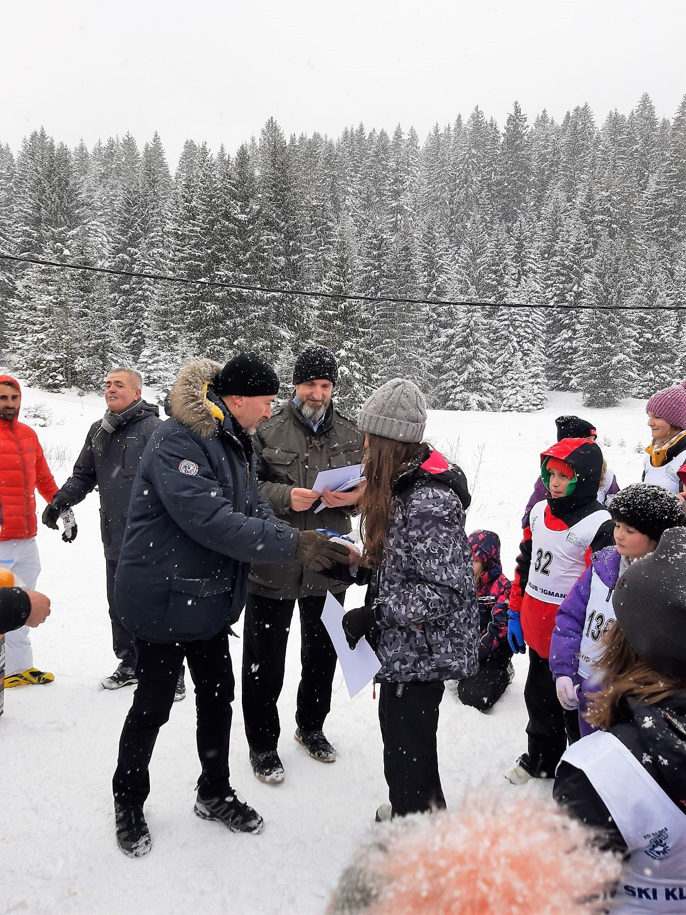 Načelnik Tanović obišao polaznike alpskog i nordijskog skijanja na Igmanu