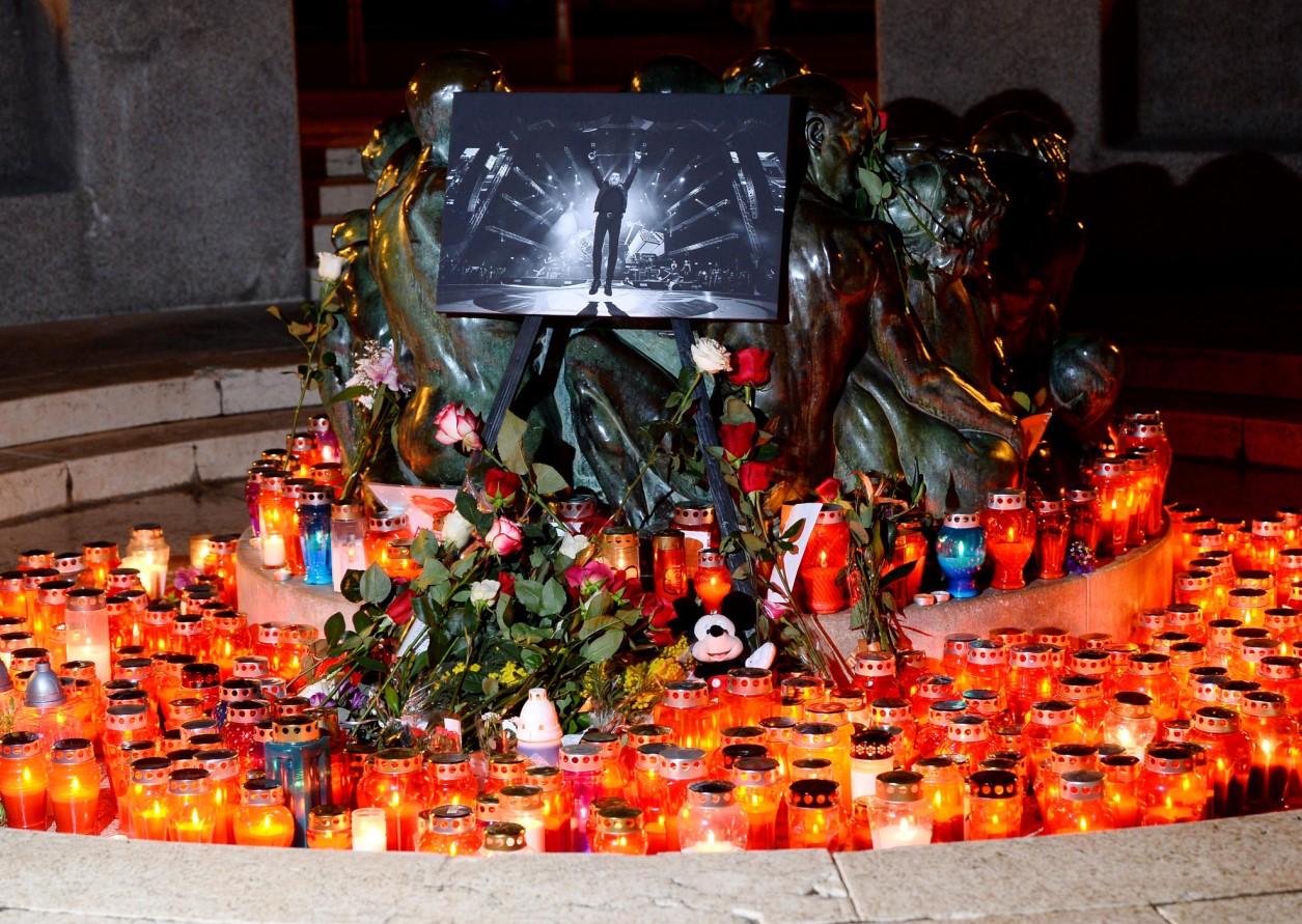 Zagrepčani se oprostili od Akija Rahimovskog, upaljeni su deseci svijeća