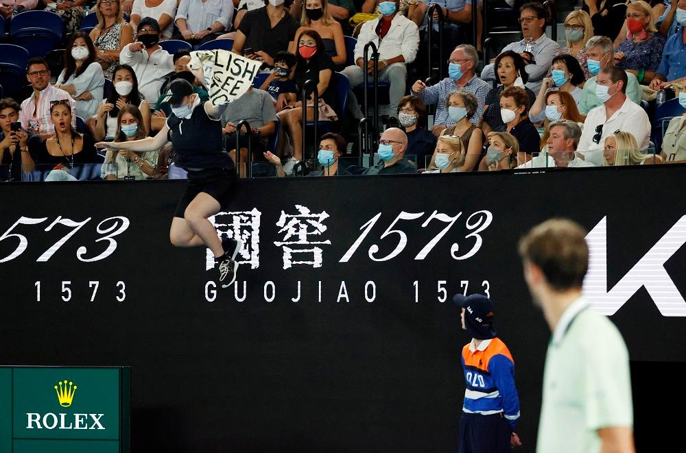 Navijač upao na teren i prekinuo finalni okršaj Medvedeva i Nadala