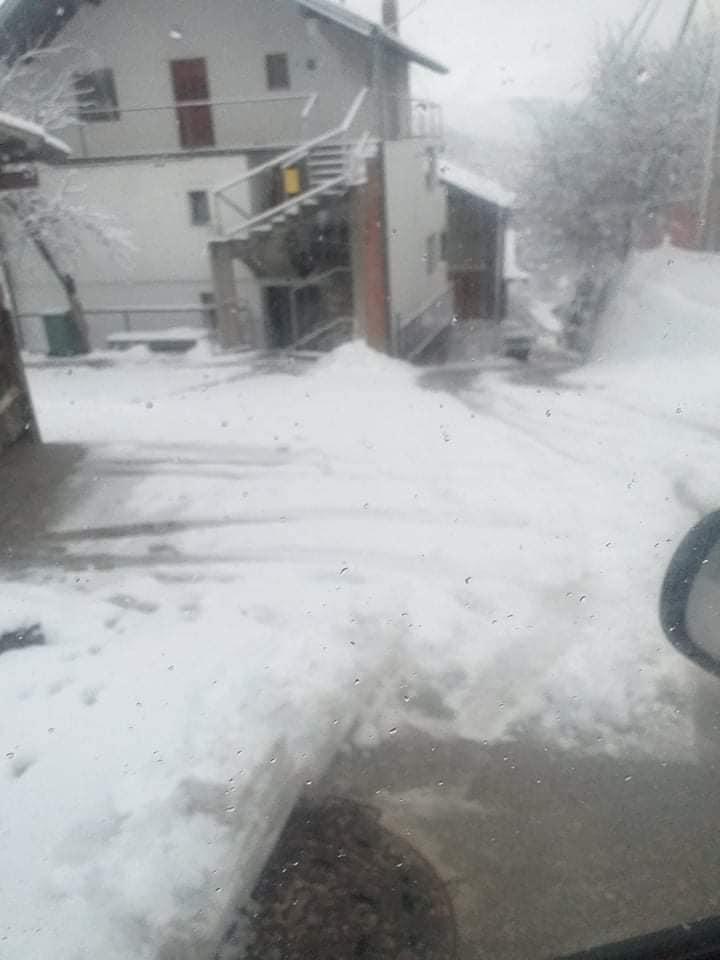 Snijeg zatrpao ulice - Avaz