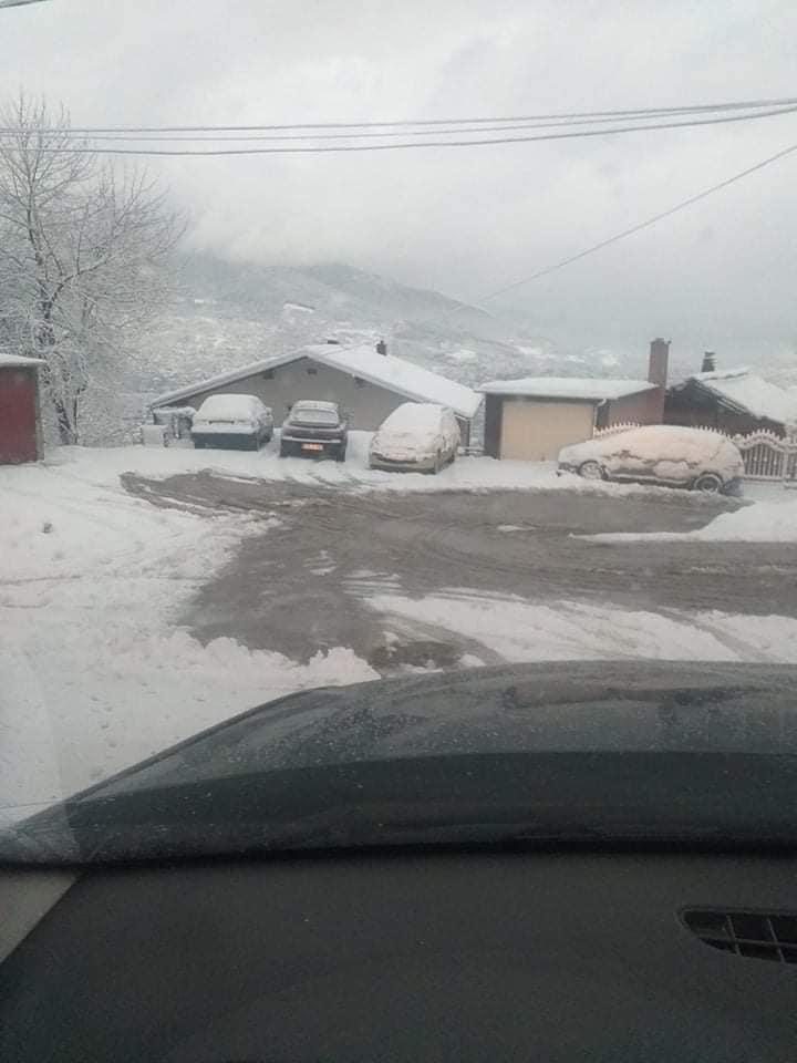 Snijeg zatrpao ulice - Avaz