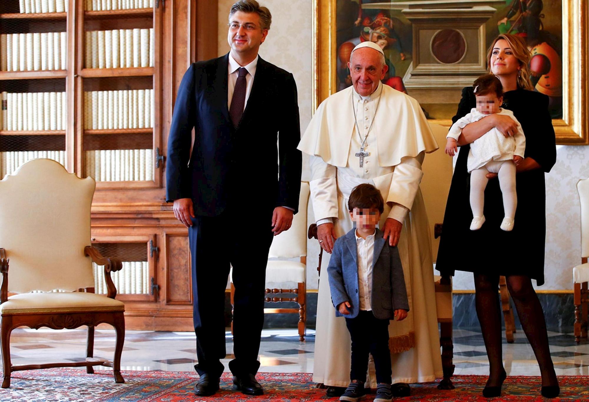 Plenković u društvu supruge, dvoje djece i pape Franje - Avaz