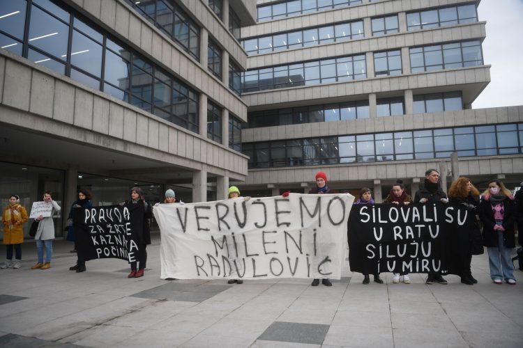 Pred suđenje Aleksiću razvučeni transparenti podrške žrtvama: “Vjerujemo Mileni”