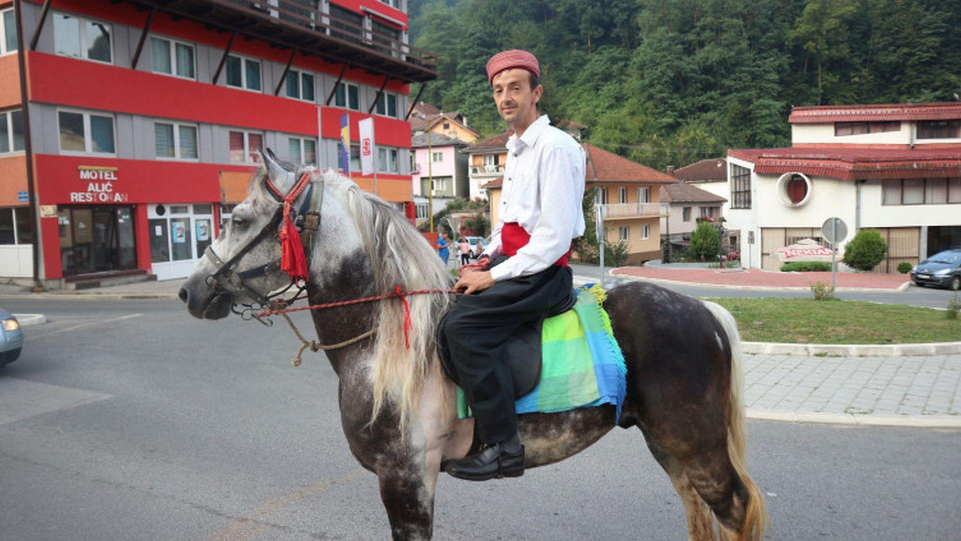 Idriz Halilović sve radi na starinski način: U lov i na bajramske namaze ide na konju