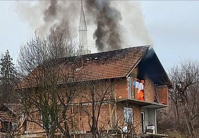 Komšije i vatrogasci bore se s vatrenom stihijom na kući Hasana Hasanovića