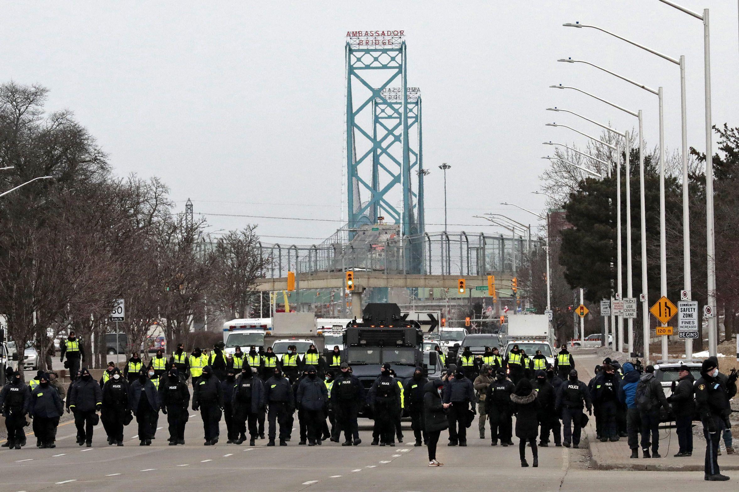 Policija je u nedjelju uklonila demonstrante i oslobodila most Ambasador u Windsoru - Avaz