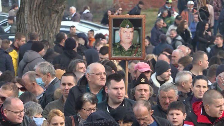 Na obilježavanju Dana državnosti Srbije istaknuta fotografija ratnog zločinca Ratka Mladića