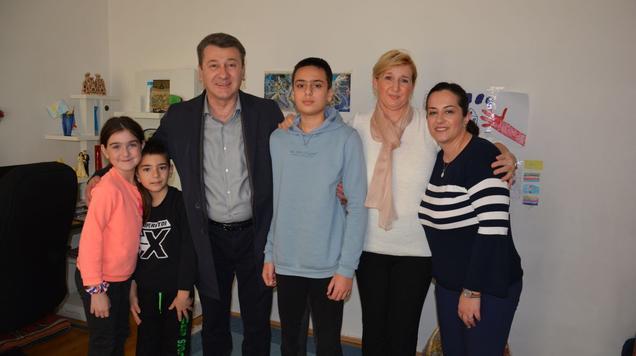Međunarodni dan djece oboljele od raka: Načelnik Hadžibajrić posjetio tri heroja iz Starog Grada koji su pobijedili rak