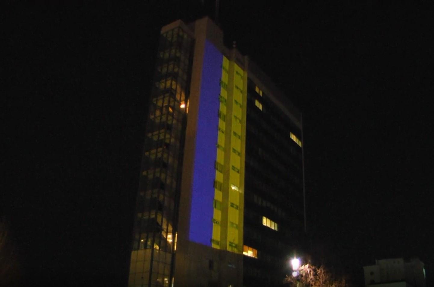 Zgrada Vlade Kosova osvijetljena zastavom Ukrajine