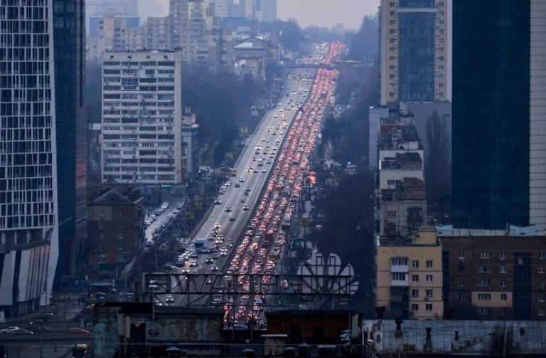 Kolone vozila: Ljudi bježe iz Kijeva - Avaz