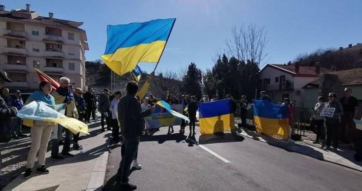 Državljani Ukrajine ispred Ambasade Rusije u Podgorici - Avaz