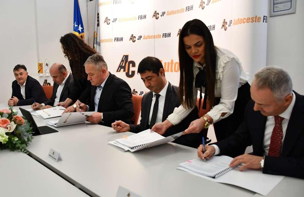 Ugovor potpisali v.d. direktora "Autocesta FBiH" Elmedin Voloder  i projekt koordinator kompanije HGG "Insaat Anonim Sirketi" Mehmet Ufuk Aksakal - Avaz