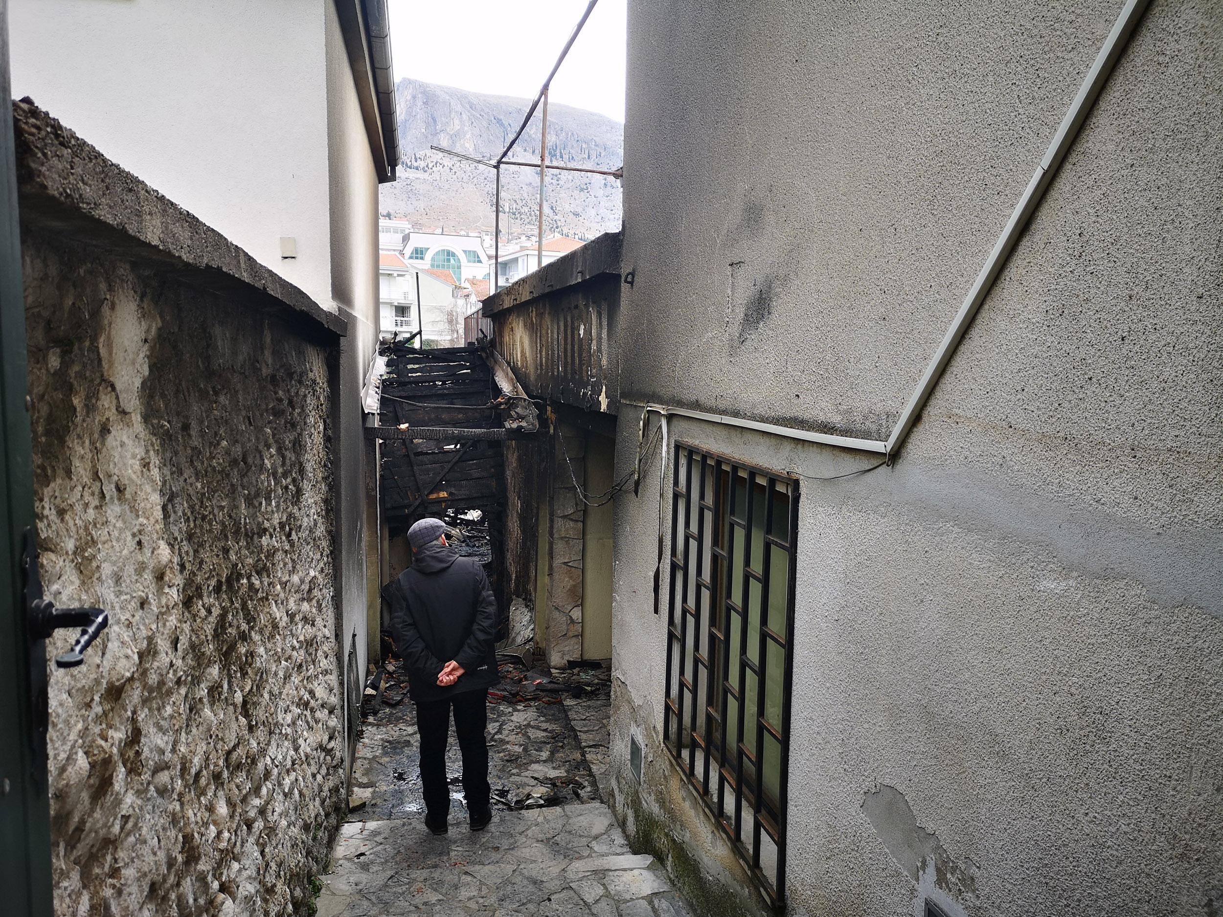 U Mostaru u potpunosti izgorjela kuća