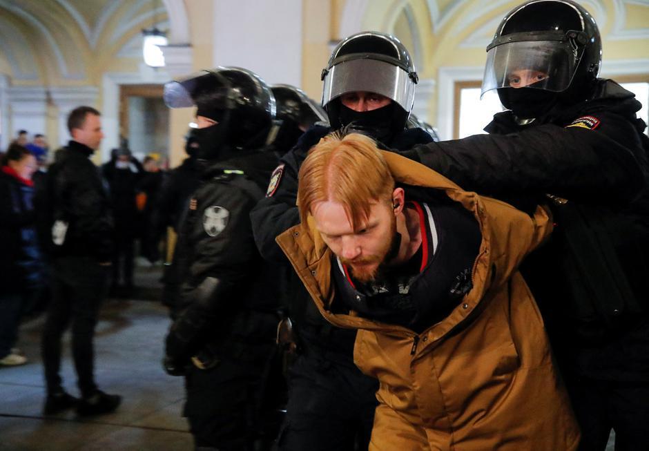 Policija odvodi jednog demonstranta - Avaz