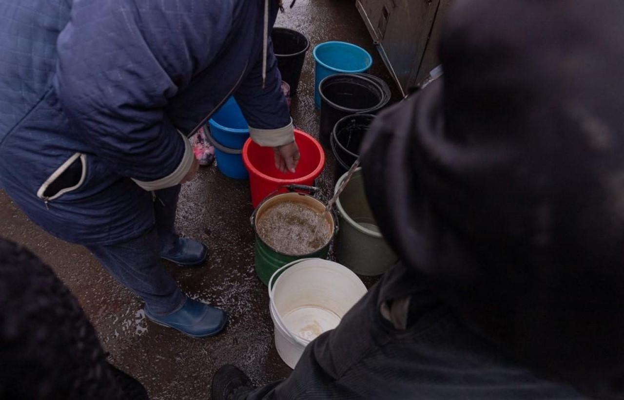 Stanovnici Mariupolja sipaju vodu iz cisterne - Avaz