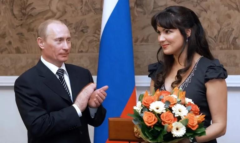 Rusku muzičku divu godinama povezuju s Putinom, sada je otkazala sve nastupe