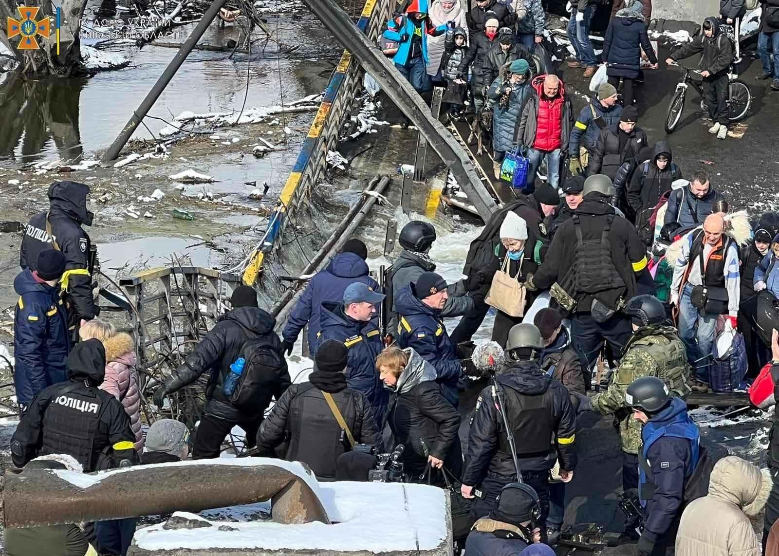 Rusija granatira evakuacijsku rutu iz Mariupolja, civili napuštaju Irpin i Sumi