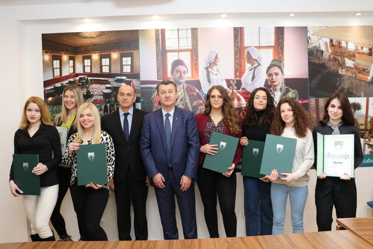 Načelnik Hadžibajrić nagradio deset studenata - zlatnih i srebrenih znački iz Starog Grada