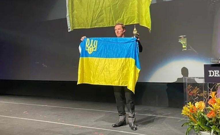Podigao ukrajinsku zastavu, pa dobio aplauz cijele dvorane