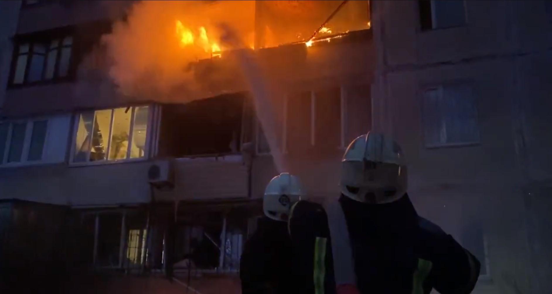 Objavljen video: Vatrogasci spašavaju osobe iz stambenih objekata u Kijevu
