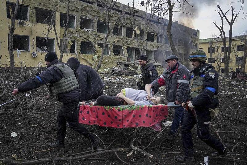 Umrla trudnica čija je fotografija obišla svijet nakon bombardiranja porodilišta