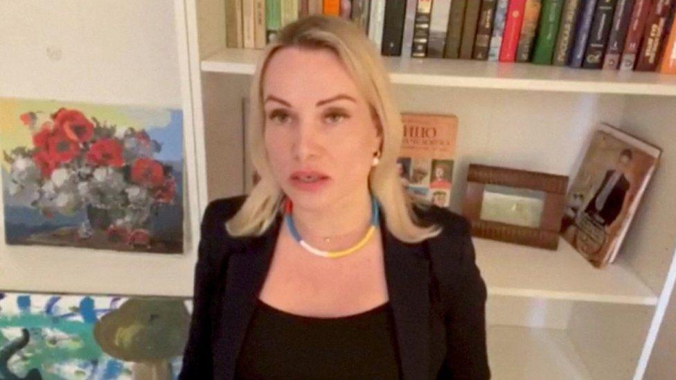 Marina Ovsjanikova, ruska novinarka koja je uputila antiratnu poruku u programu: Zabrinuta sam za svoju sigurnost