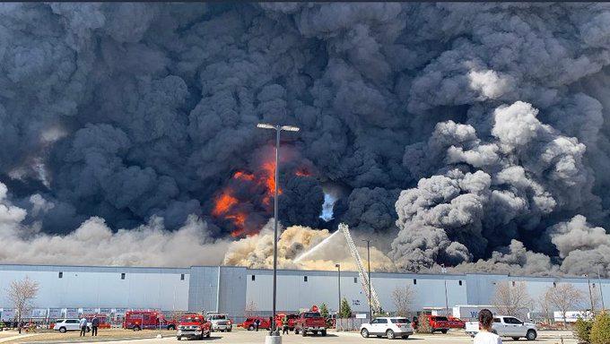 Ogroman požar zahvatio Volmart: Pojavio se video, vatra guta objekat
