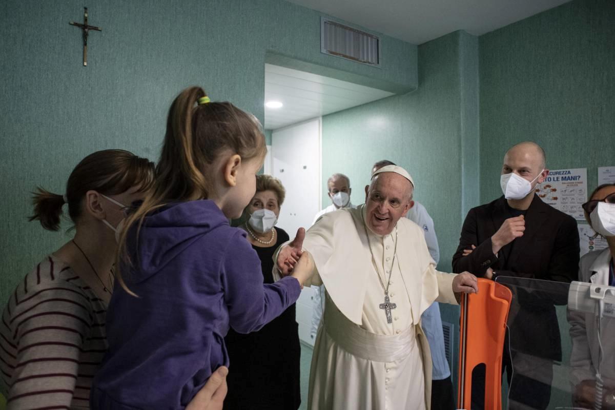 Papa Franjo danas je nenajavljeno posjetio ukrajinsku djecu - Avaz