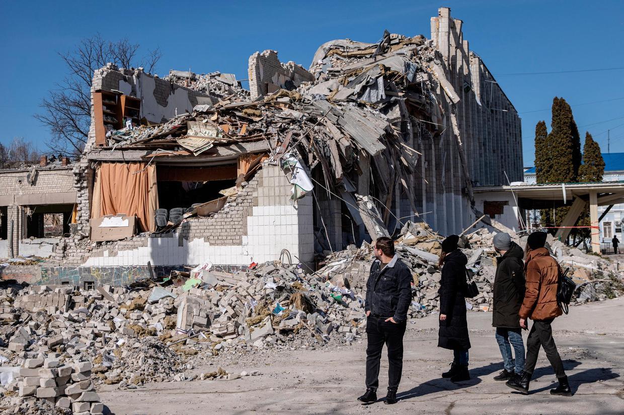 Ljudi gledaju na štetu u školi koju je prije 10 dana pogodio ruski napad u Žitomiru u Ukrajini - Avaz