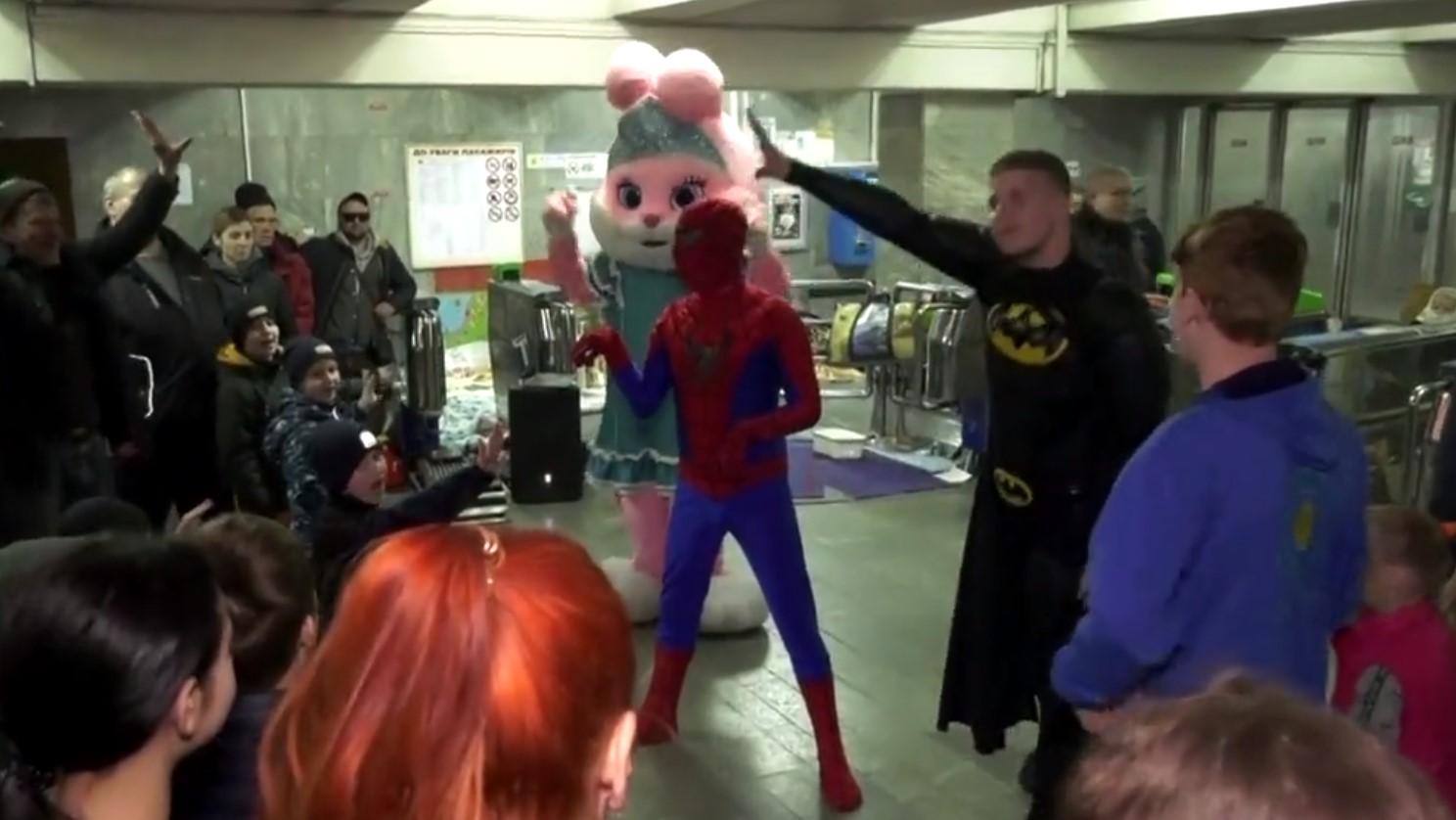 Spajdermen, Betmen i ružičasti zec zabavljali djecu u metro stanici u Harkovu