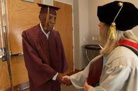 Poslije 80 godina čekanja: Dobio diplomu srednje škole u 101. godini