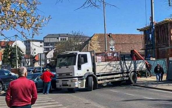 Sudar automobila i kamiona u centru Bijeljine