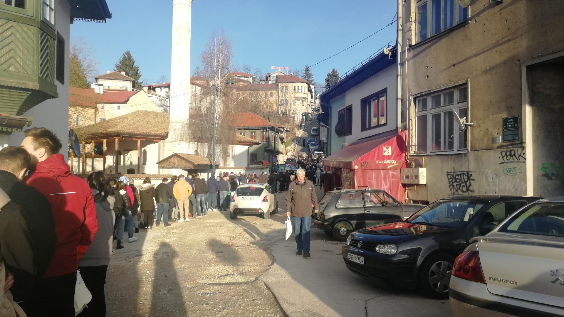 "Avaz" na licu mjesta: Sarajevom se širi miris somuna, postači s nestrpljenjem čekaju iftar