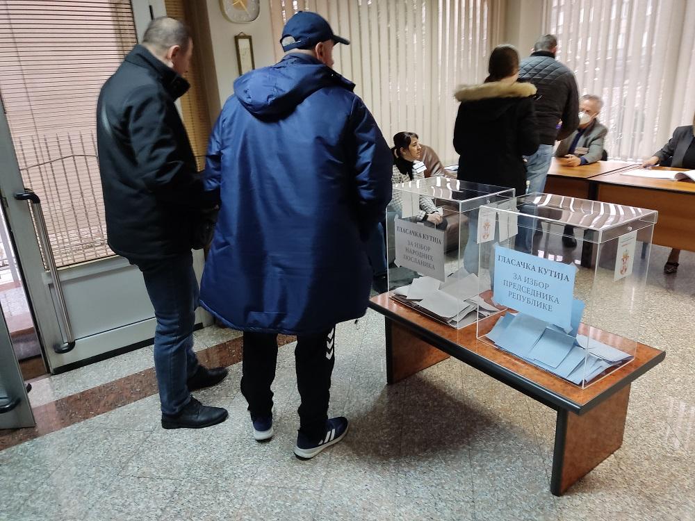 Otvoreno biračko mjesto u Ambasadi Srbije u Sarajevu, do 8 sati glasalo 3 posto prijavljenih