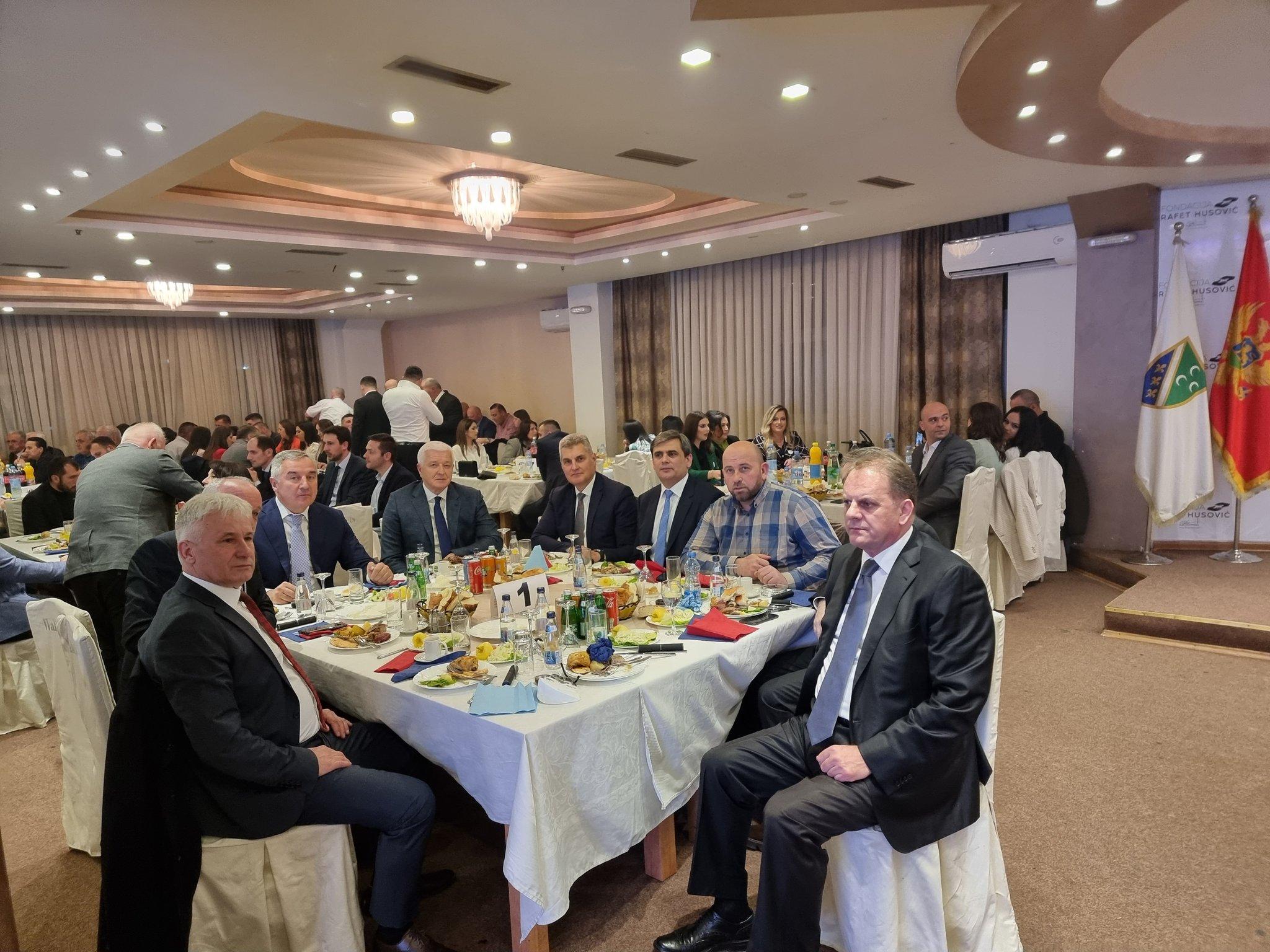 Iftar u Rožajama: Prisustvovali Đukanović, Ibrahimović i Fejzić