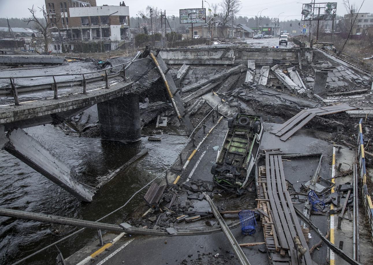 Potresne fotografije iz Buče: Masovne grobnice, uništena infrastruktura i automobili