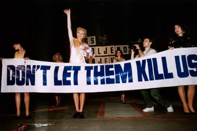 Na binu su donijele veliki transparent na kojem je pisalo: "Ne dajte im da nas ubiju" - Avaz