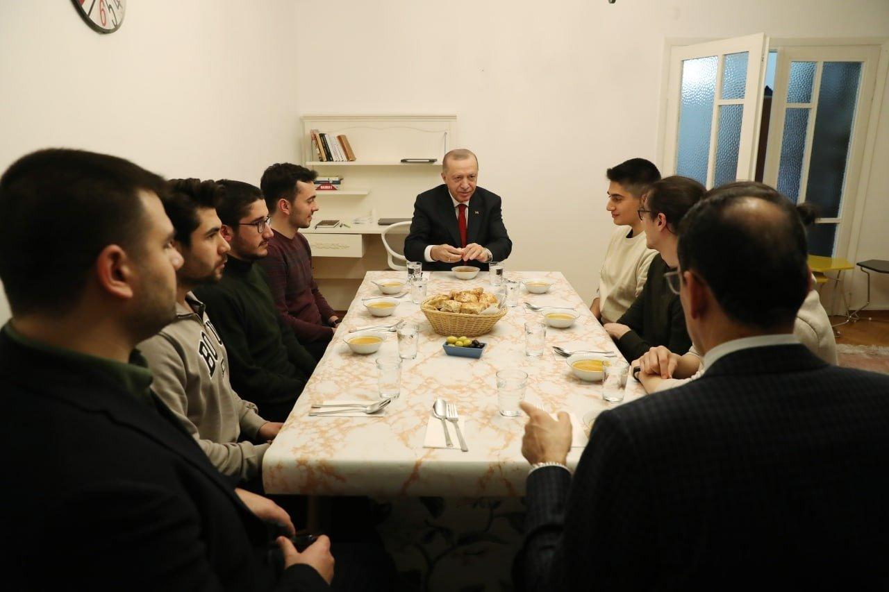Erdogan sa studentima - Avaz