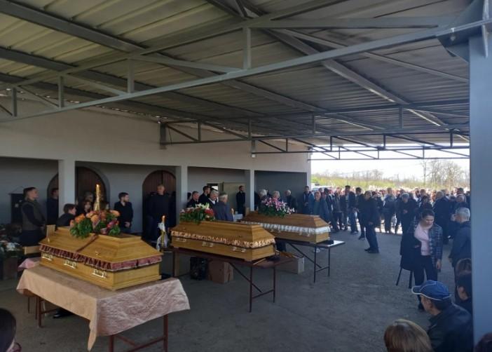 Potresni prizori: Tri kovčega jedan pored drugog, veliki broj ljudi na sahrani ubijene porodice Glišović
