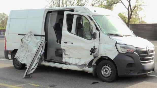 Renaultov kombi u koji je udario kamion - Avaz