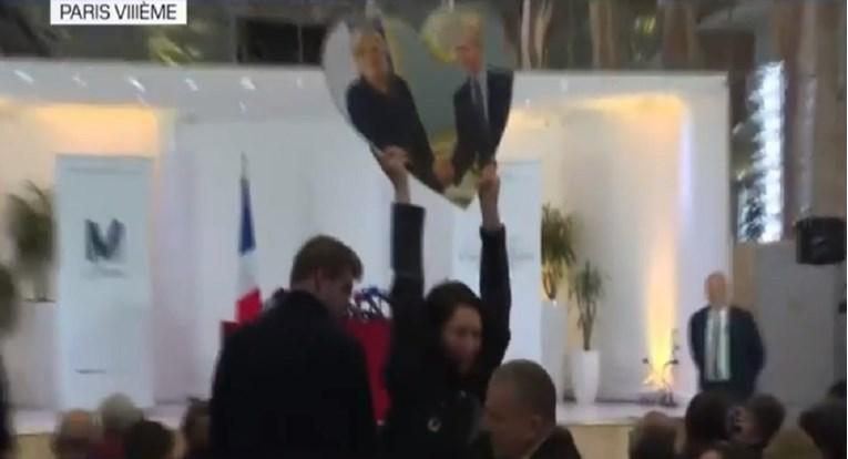 Prekinuta press konferencija Le Pen, djevojka izašla sa fotografijom je i Putina