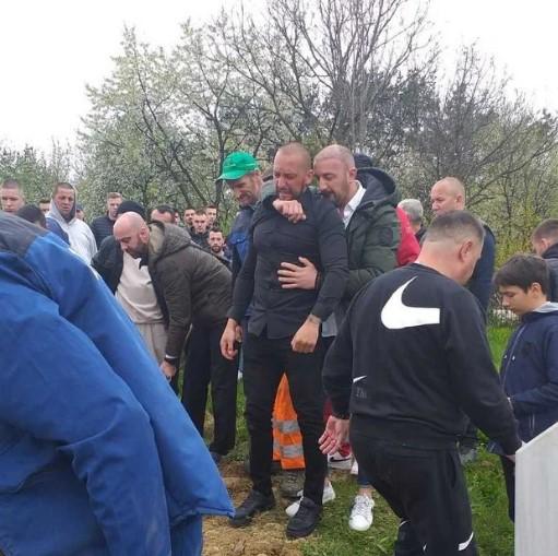 Potresni prizori sa dženaze: Učesnik "Zadruge" Dino Dizdarević sahranio oca, od tuge se slomio pred svima