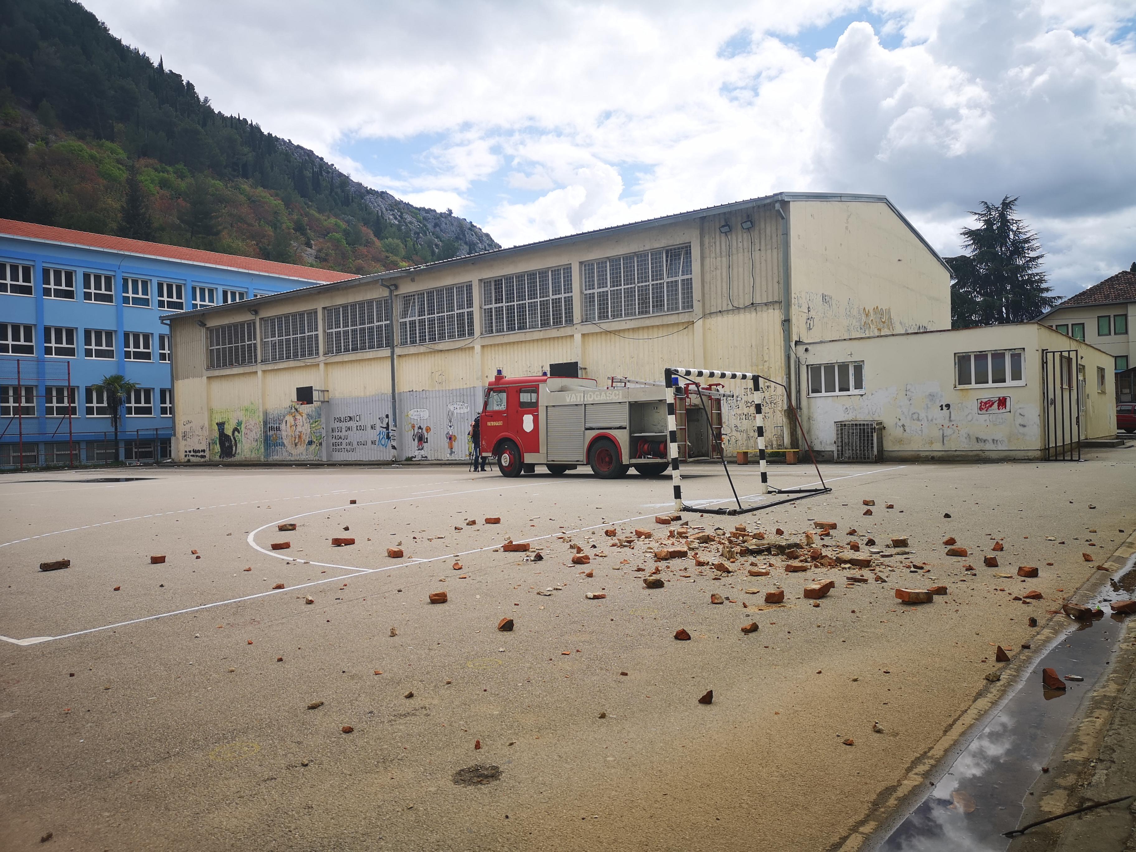 Oštećena škola u Stocu tokom sinoćnjeg zemljotresa - Avaz